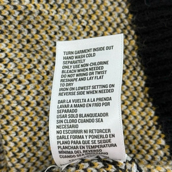 Francesca's Black and White Daisy Sweater | XL 🔥CLEAR THE CLOSET - Picture 5 of 6